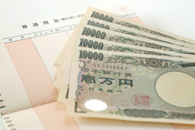 普通預金の通帳と５万円
